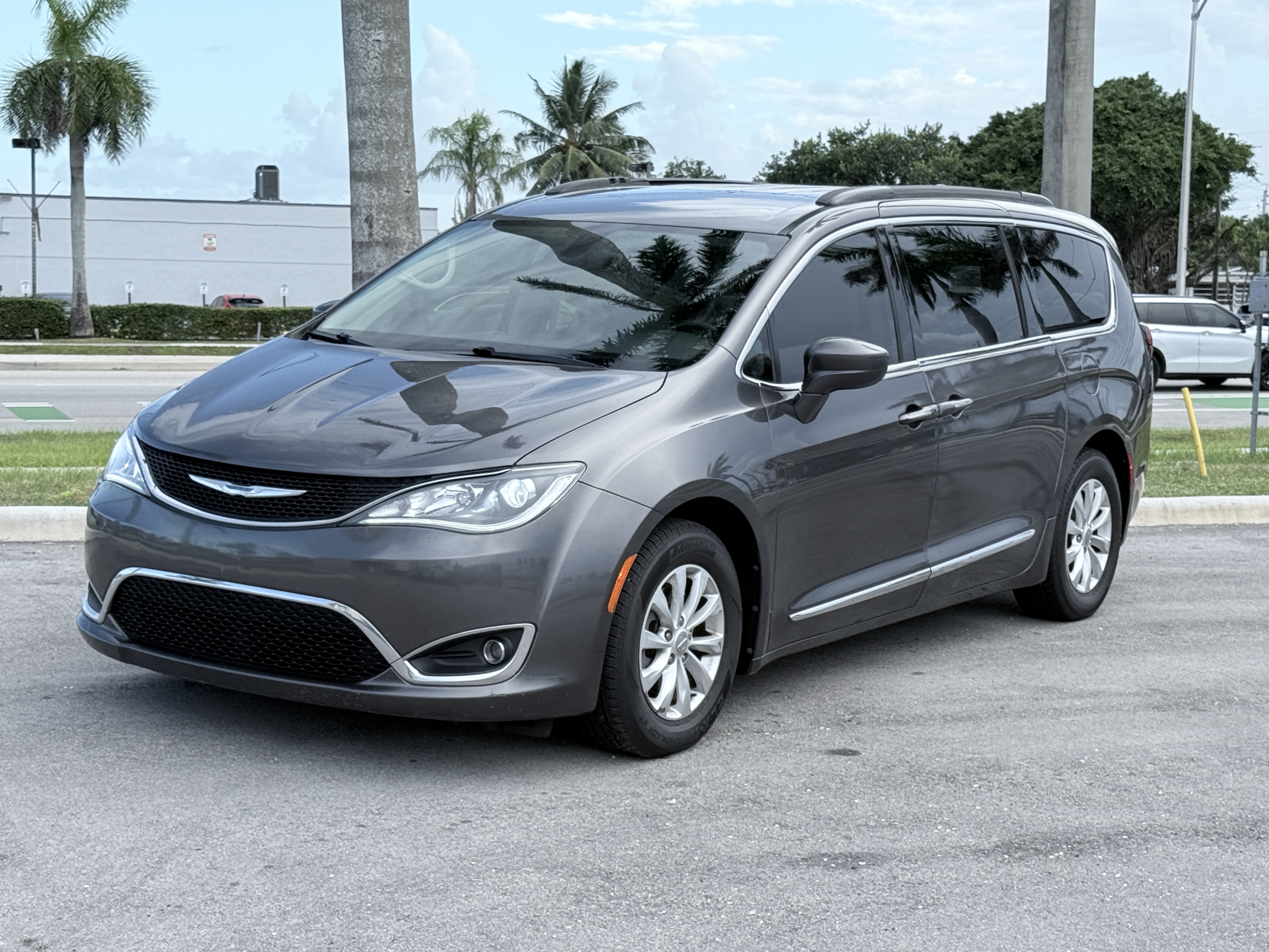 2017 Chrysler Pacifica Touring-L's photo